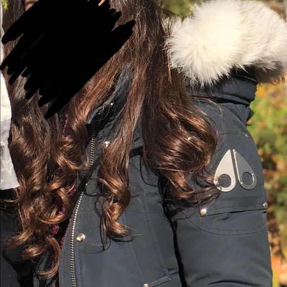 I am selling a Moose knuckles jacket-white fur - Picture 5 of 5